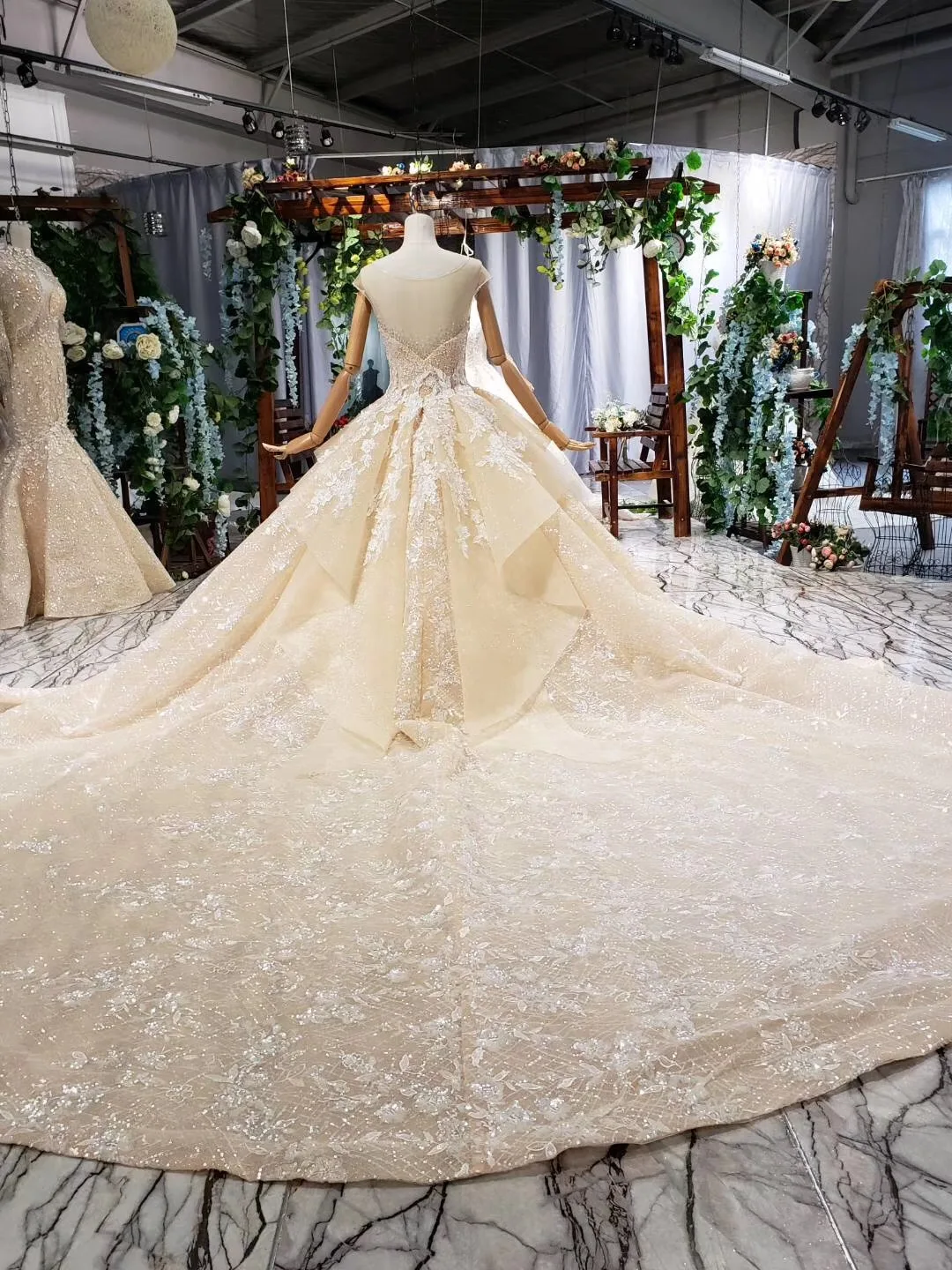 

Sexy Scoop Beading Lace Ball Gown Wedding Dress 2019 Luxury Princess Ball Wedding Gowns Crystals Beads High End Vestido De Novia