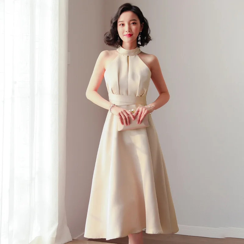 Женское однотонное платье без рукавов элегантное мягкое цельное с лямкой на шее