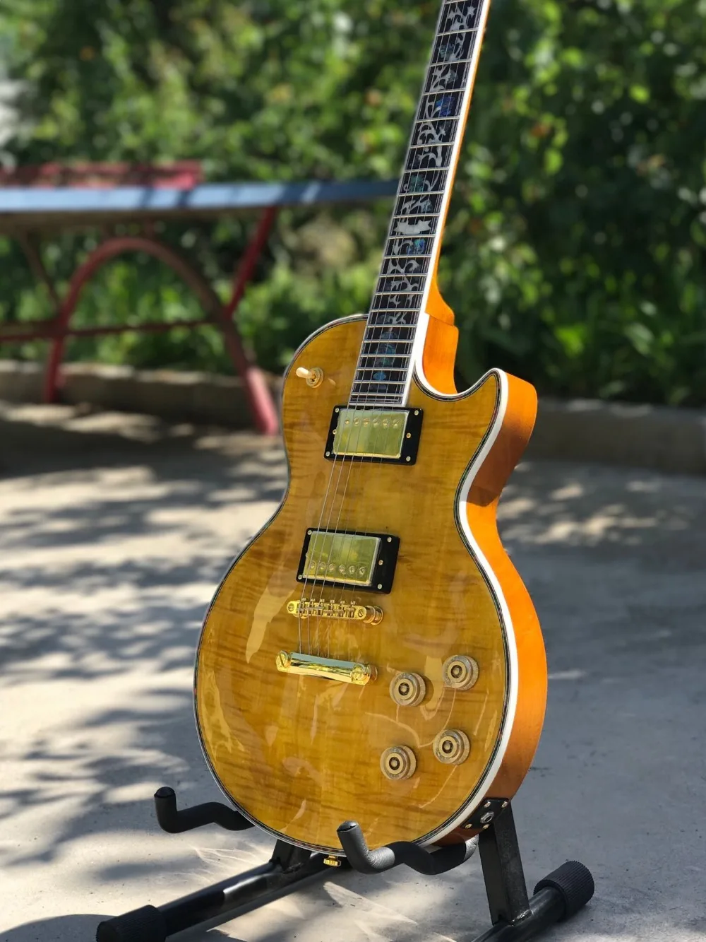 

custom shop.Tiger Flame electric guitar. Standard R9 6 stings gitaar.Gold hardware. Rosewood fingerboard guitarra