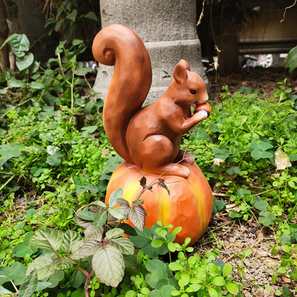 

1PC Lifelike Resin Squirrel Pumpkin Decor Vivid Park Courtyard Squirrel Ornament