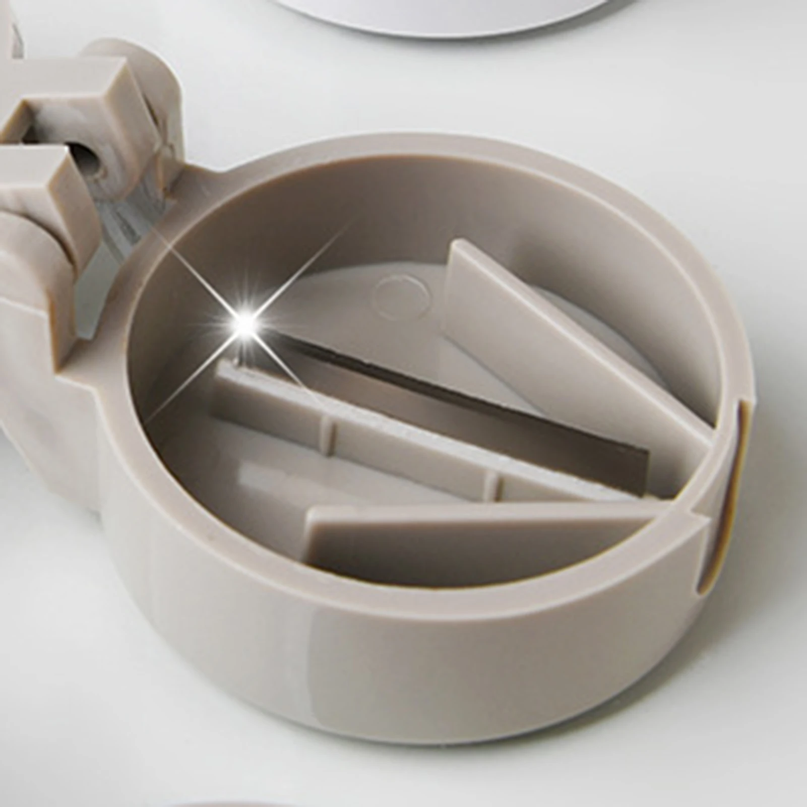 

4 in 1 Portable Medicine Storage Box Splitter Powder Home Pill Grinder Cutter Portable Medicine Boxes Cases Home Storage