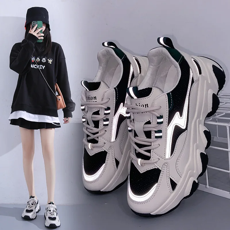 

Sports and leisure old shoes women 2021 autumn and winter new Korean style high-heeled round toe lace comfortable white shoes