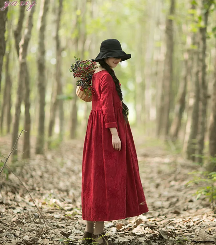 Женское льняное платье до середины икры с длинными рукавами и вышивкой Осеннее