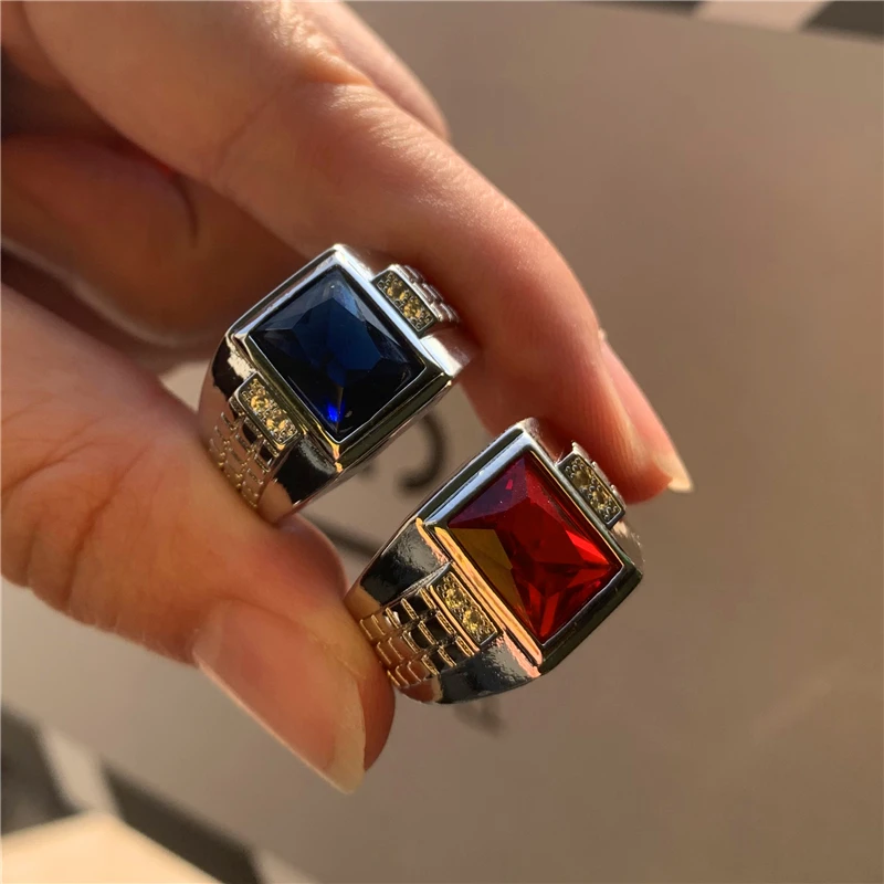 Для мальчиков и девочек красного синего цвета с украшением в виде кристаллов