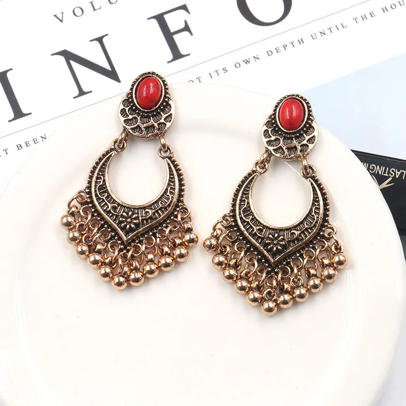 Женские серьги с кисточками и маленькими колокольчиками в европейском