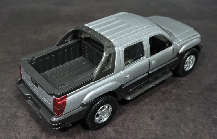 Новинка Классическая американская модель автомобиля Tahoe 1/32 из литого под