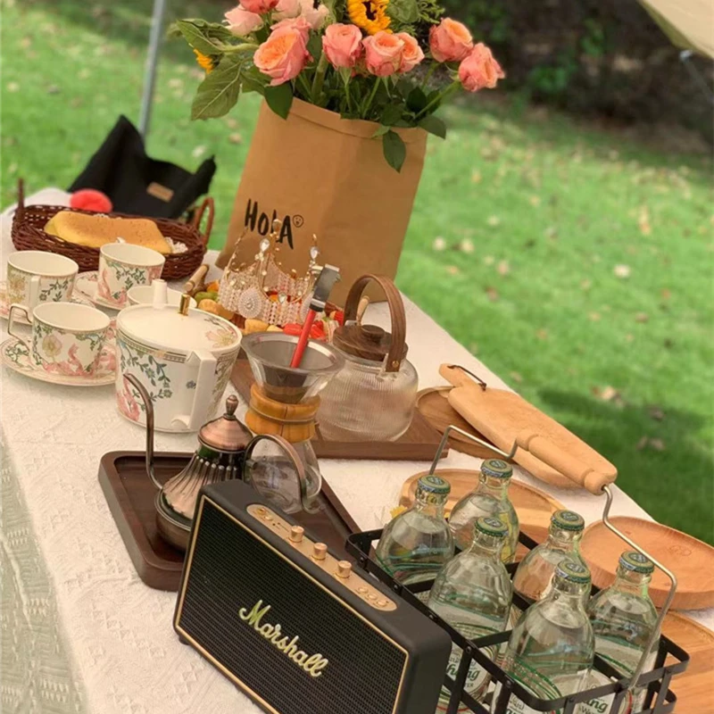 Классическое белое вязаное одеяло с кисточками