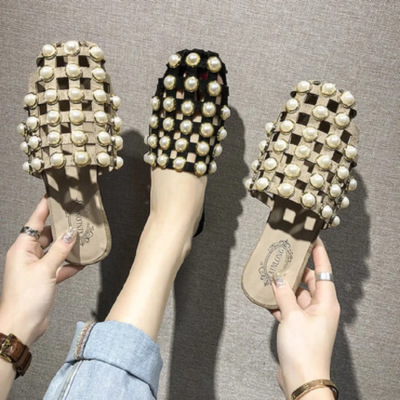 

Летние новые модные милые жемчужные однотонные простые и просторные женские тапочки Baotou Muller с плоской подошвой для верхней одежды.