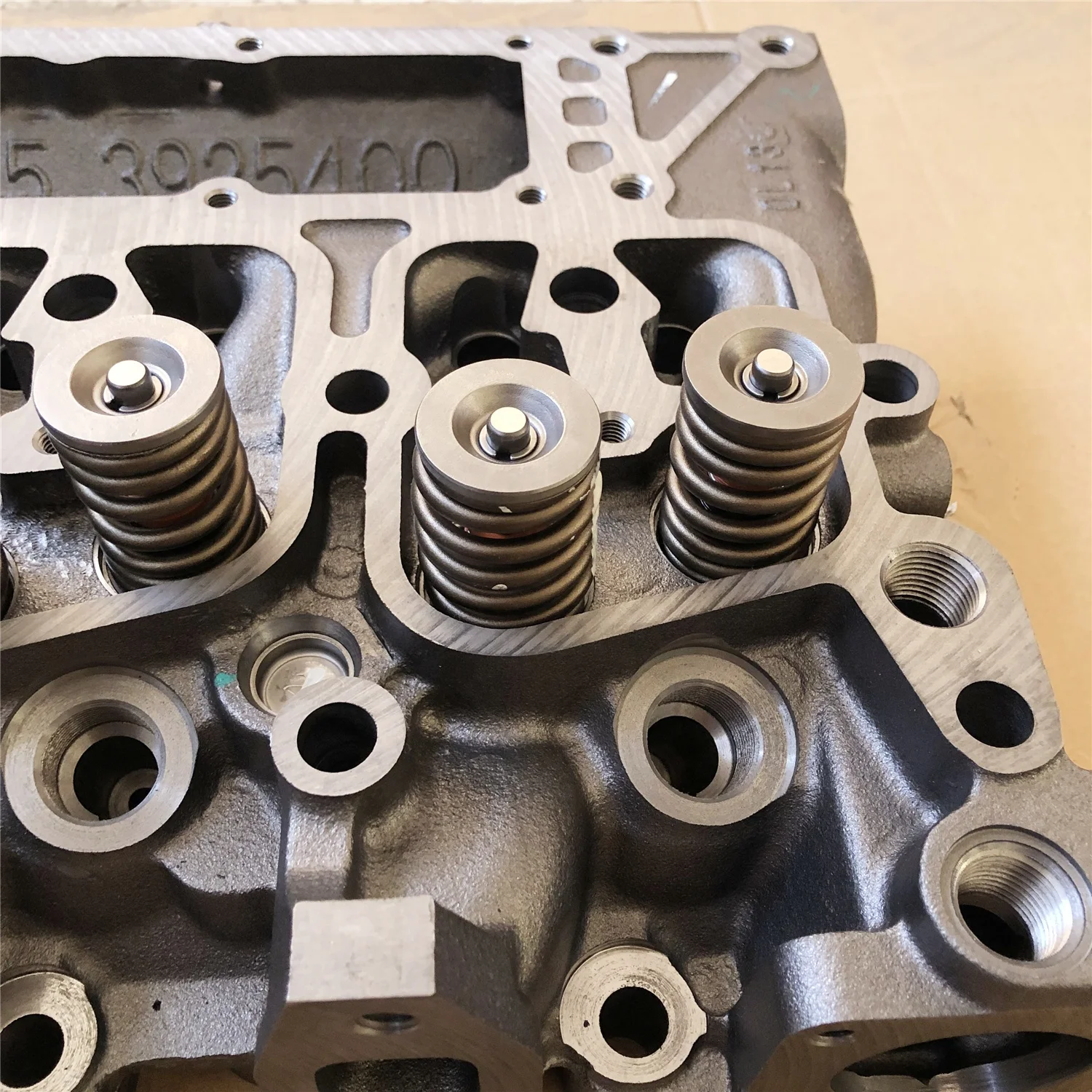 

Original DCEC 6BT5.9 Diesel engine parts cylinder head 3925400 3966454