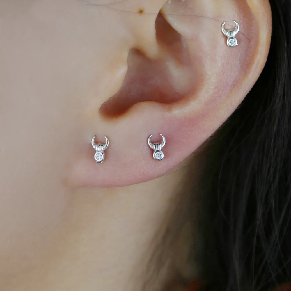 Минималистичные одиночные серьги гвоздики с фианитом солнце луна стиль OX Horn