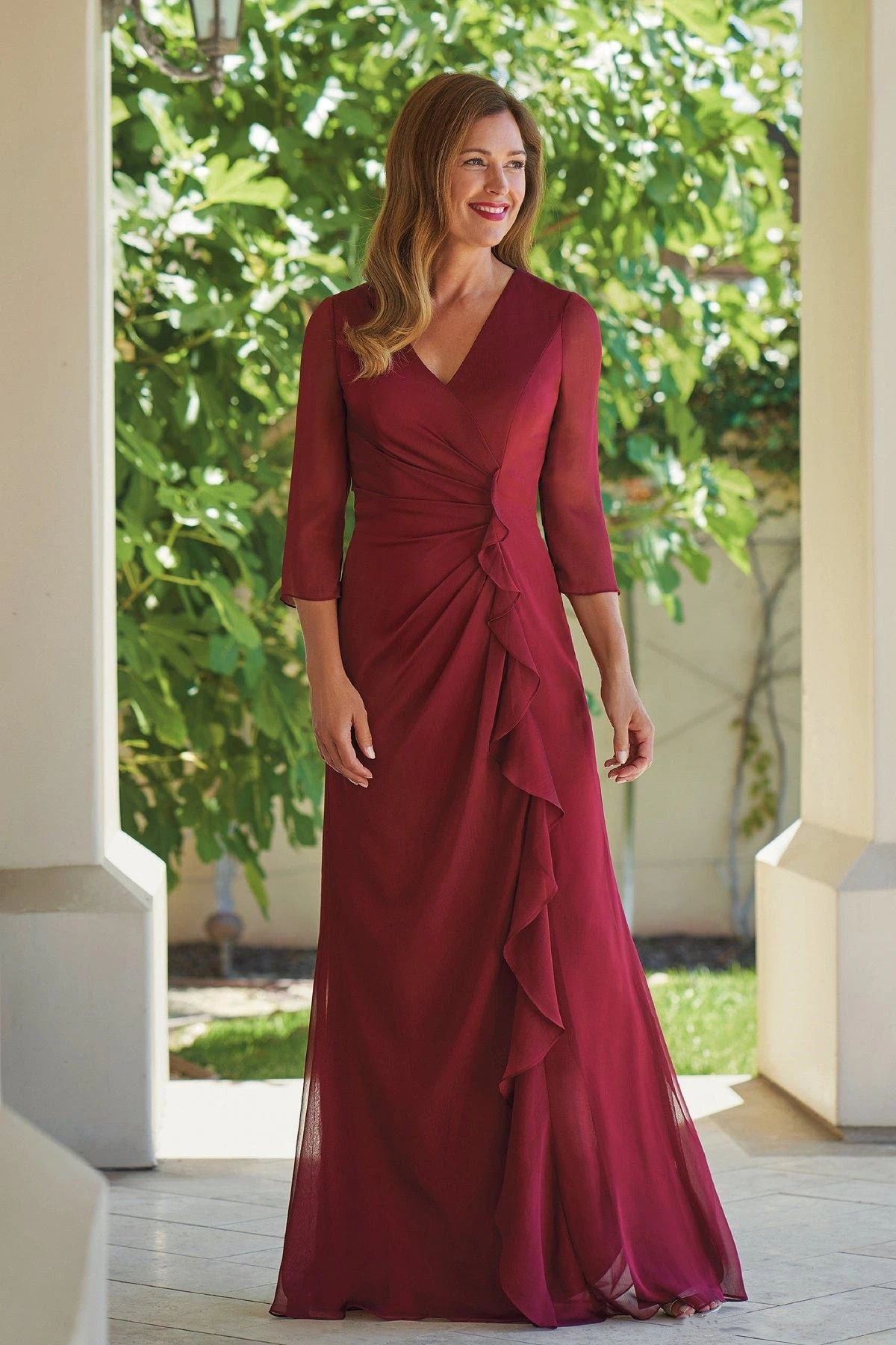 

Burgundy V neck Chiffon Mother of the Bride Groom Dresses 3/4 Long Sleeves Pleated Full Length Guest Party Dreess وصيفه الشرف فس
