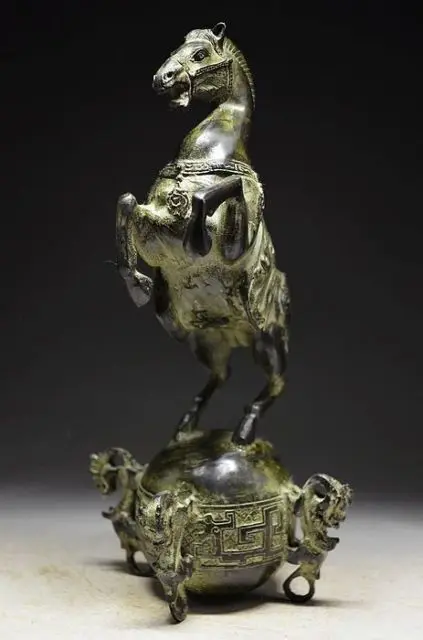 Китайская Бронзовая лошадь стоящая на мяче и с QING Mark бронзовые украшения для сада