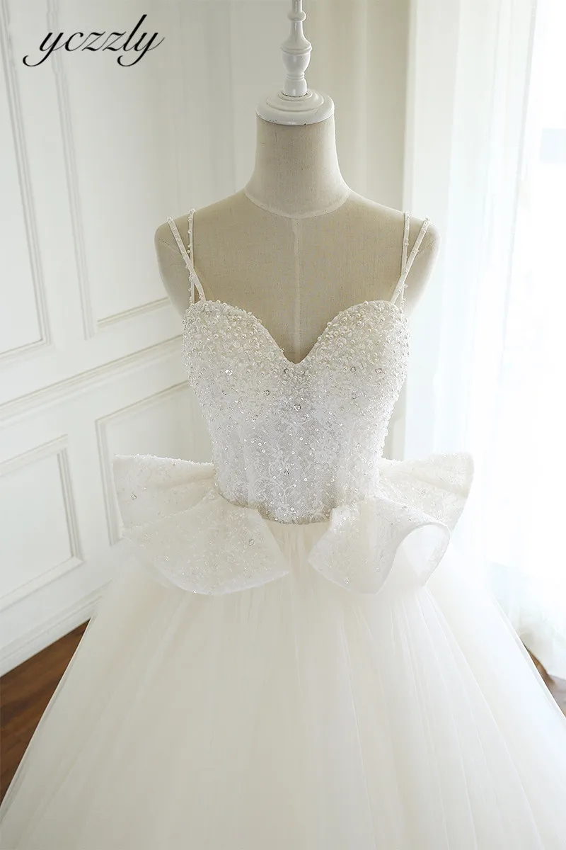 Роскошное бальное платье на тонких бретельках кружевное свадебное с жемчугом и