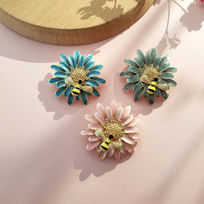 

1pc Cute Daisy Bee Enamel Pin Fashion Girls Brooch Pins For Women Temperament Pastoral Scarf Clip Lapel Pin Coat Accessories