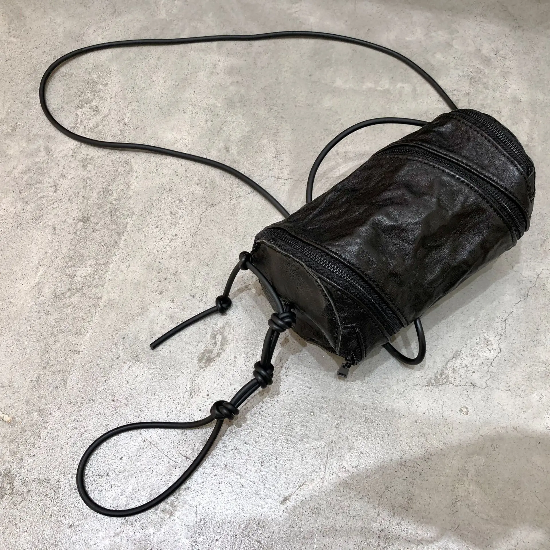 

Original Design Soft Sheepskin Ladies Handbag Foldable Swivel Zipper Woman's Mobile Phone Bag Unique Retro Cross-body Bag
