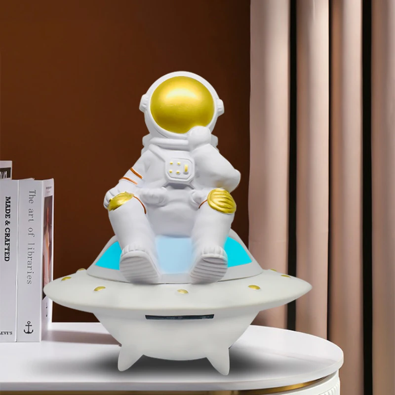 

Wireless Bluetooth-compatible UFO Astronaut Luminous Speaker Support AUX TF FM Radio Cartoon Creative Decoration Loudspeaker