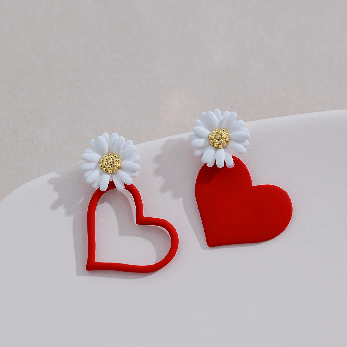 

New Korean Sweet Red/Yellow Daisy Heart Hollow Out Asymmetrical Dangling Earring Women Fashion Accessories Trends 2021 Style