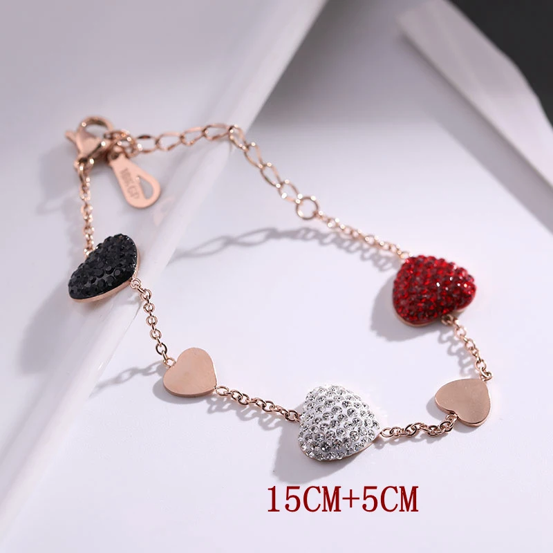 Женский браслет из розового золота с подвеской в форме сердца украшенный