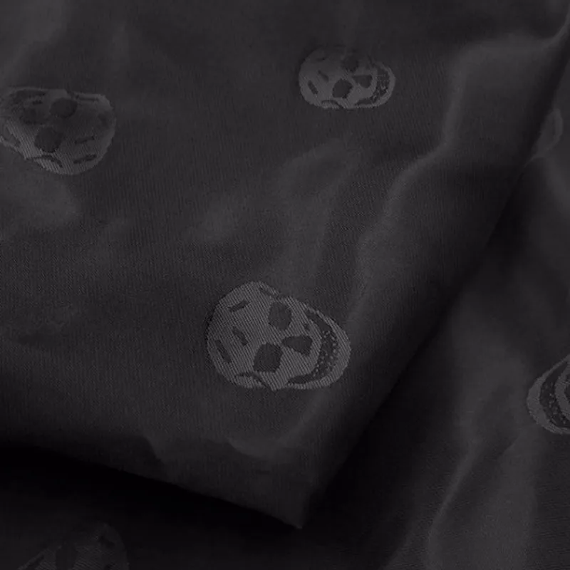 Ткань подкладочная полиэстеровая черного цвета с изображением черепов в навоевом стиле 50х140 см для пошива одежды и декора дома.