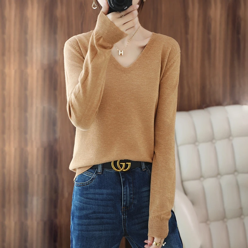 Женский однотонный базовый вязаный пуловер с широким V-образным вырезом