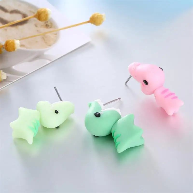 Милые серьги гвоздики из мягкой глины динозавр ручная работа Мультяшные Сережки