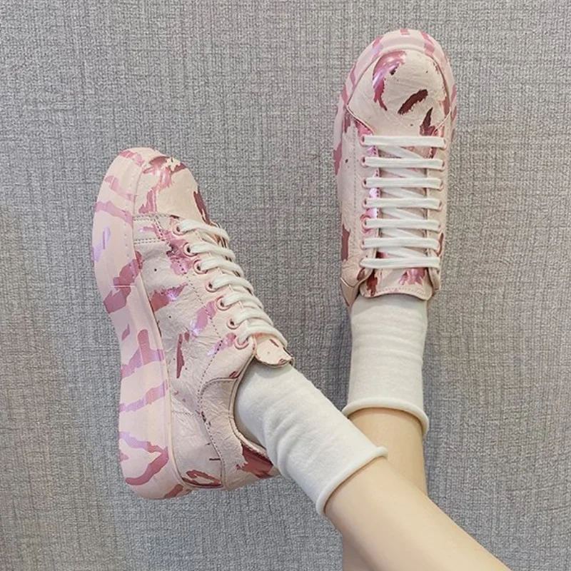 

Кроссовки женские массивные на шнуровке, модная повседневная уличная спортивная обувь с рисунком граффити, белые