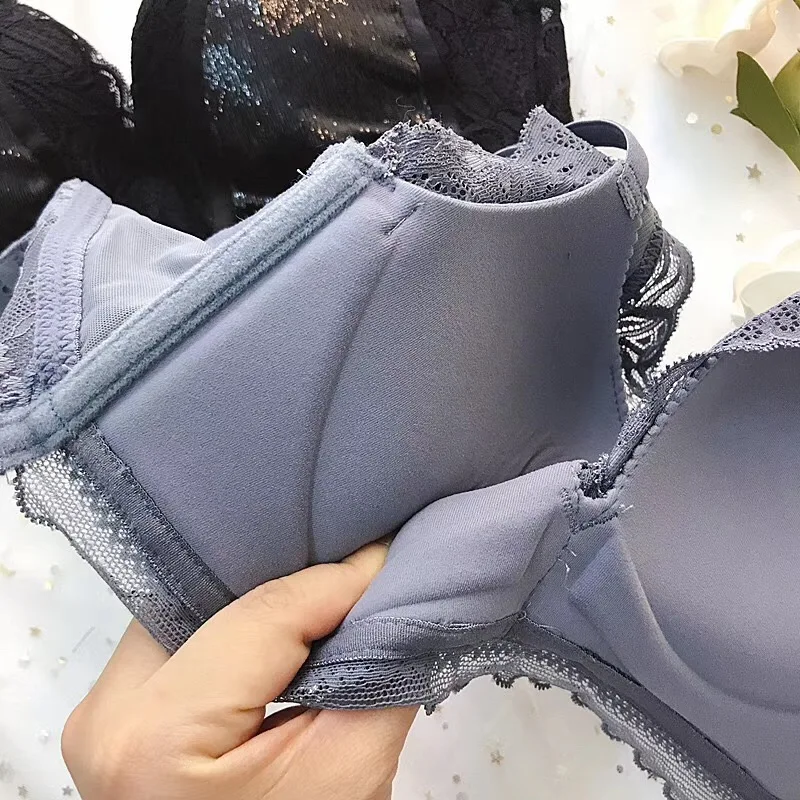 Комплект кружевного нижнего белья с бюстгальтером тонкой чашкой и