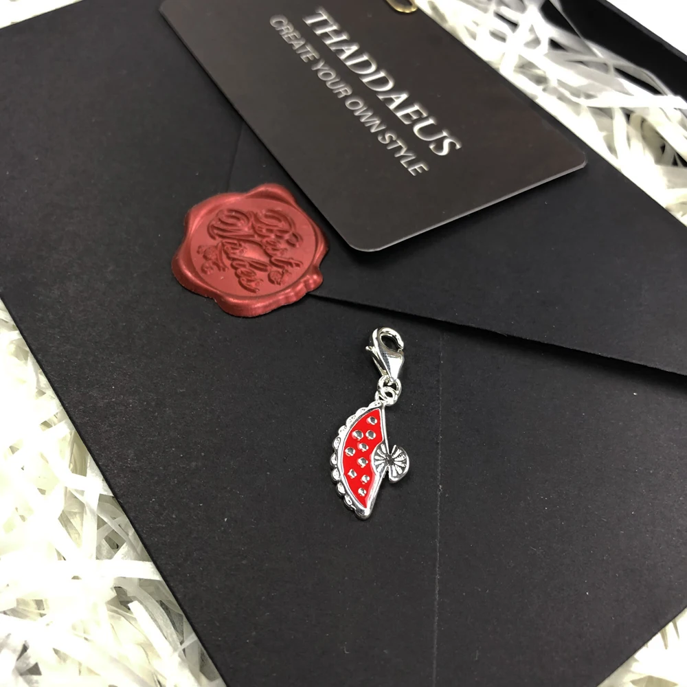 Женский браслет с подвеской в виде цветка красной эмалью серебряными подвесками