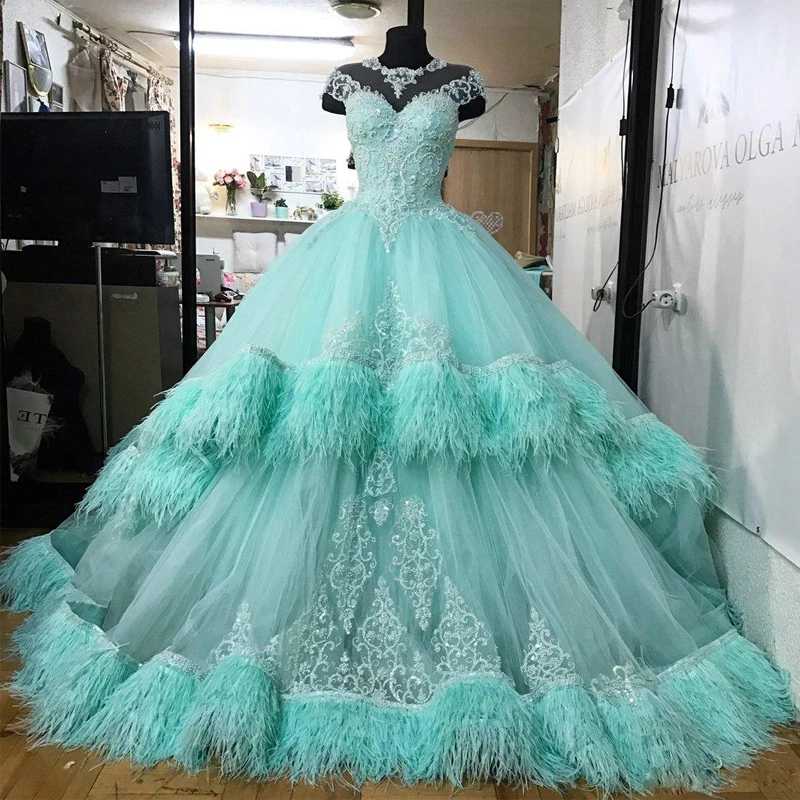 

Glamorous Feather Tiered Skirt Prom Dresses O Neck Cap Sleeve Lace Appliques Special Occasion Dress Sweep Train Evening Gowns