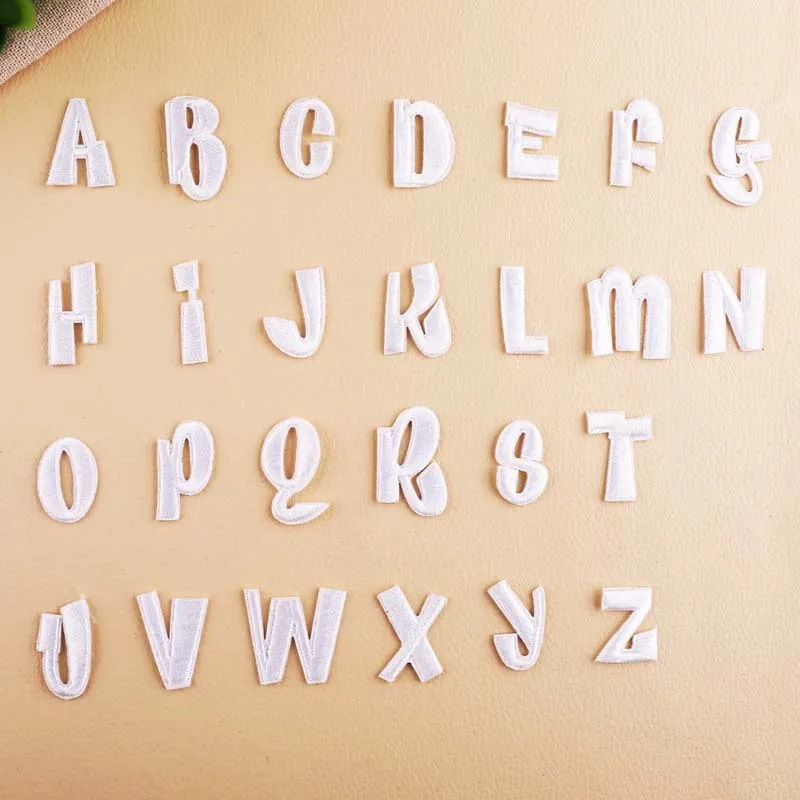 Белые нашивки с буквами английского алфавита сделай сам вышитая утюгом нашивка