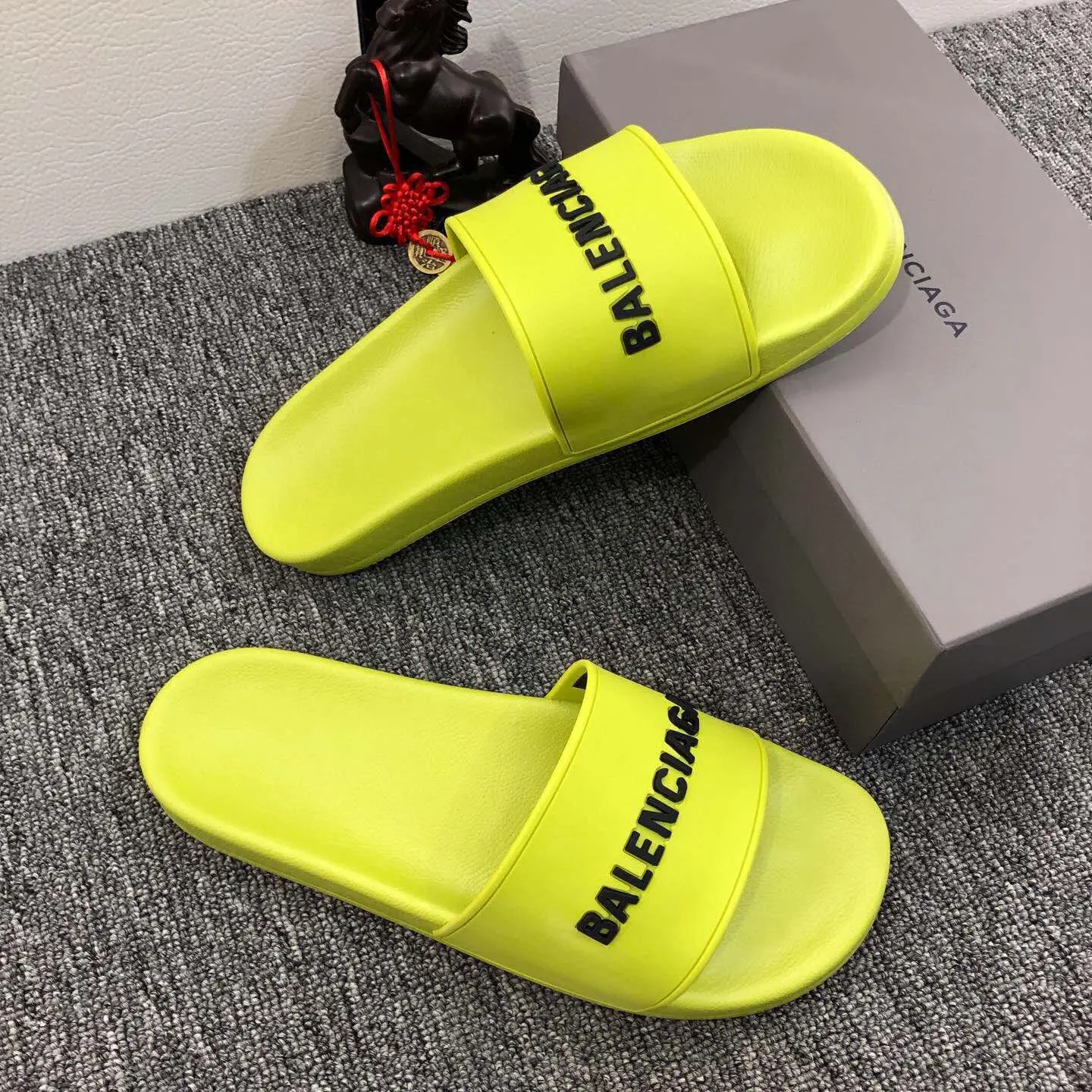

2021 New listing slippers Famous Designer Mens Womens Flip flops Non slip Couple Casual slippers.outdoor Couple Beach slippers