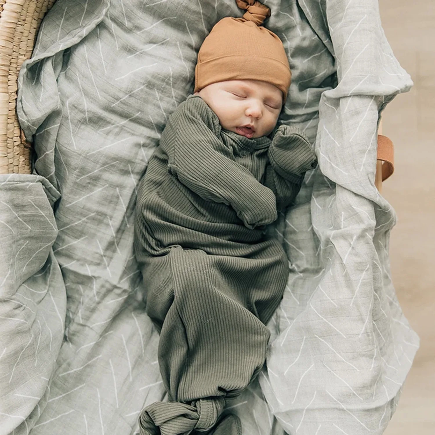 

2021 Hot Sale Baby Swaddle And Hat Newborn Pure Color Cotton Super Soft Infant Wrap Kids Stroller Boys Milestone Blanket Girls