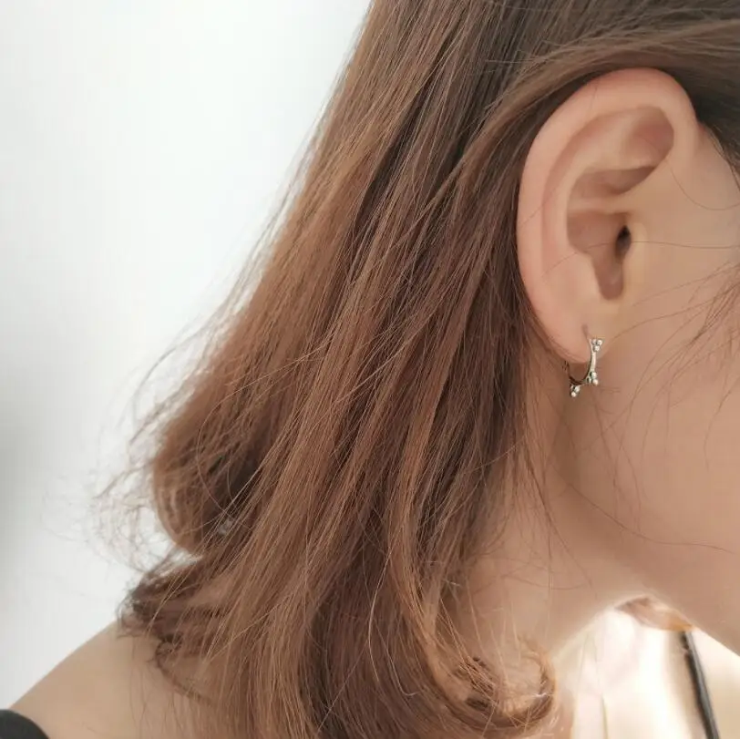 Минималистичные серьги гвоздики с тремя шариками изящные маленькие в горошек