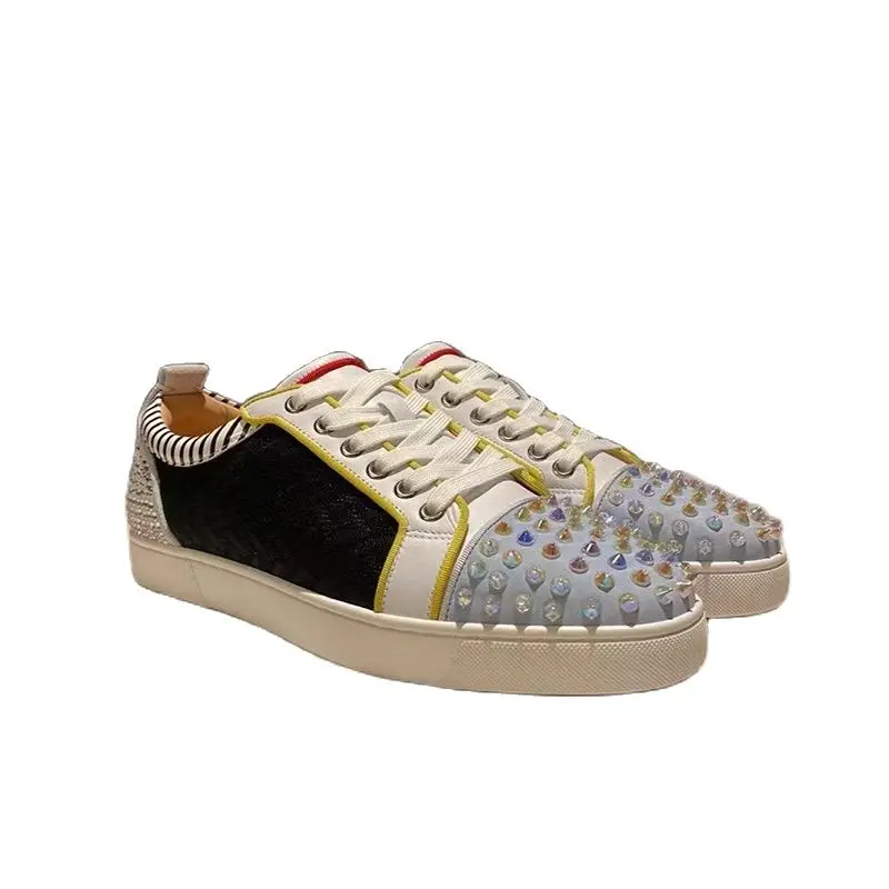 

Novedad de 2020 Sandalias planas con remaches fuertes para mujer zapatos de moda ligeros antideslizantes sandalias tachonadas de