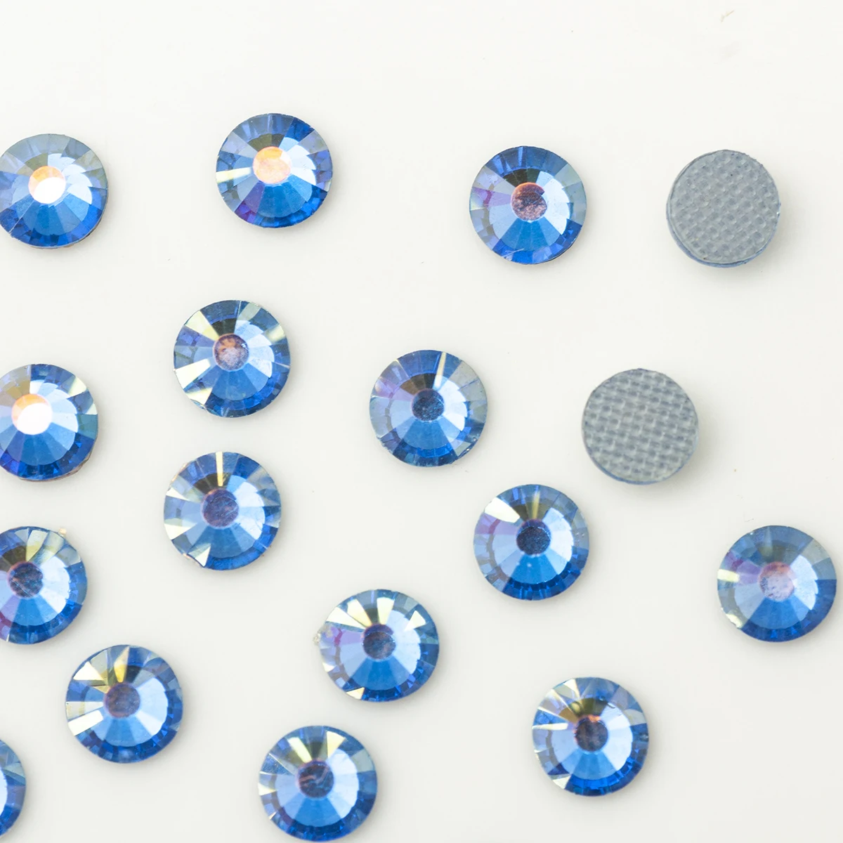 Стразы для аппликации YANRUO 2058HF с сапфировым покрытием |