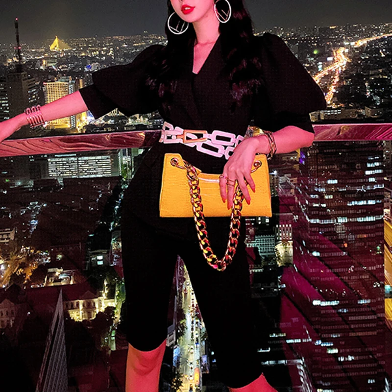 Женский брючный костюм TWOTWINSTYLE розовый из двух предметов топ с отложным