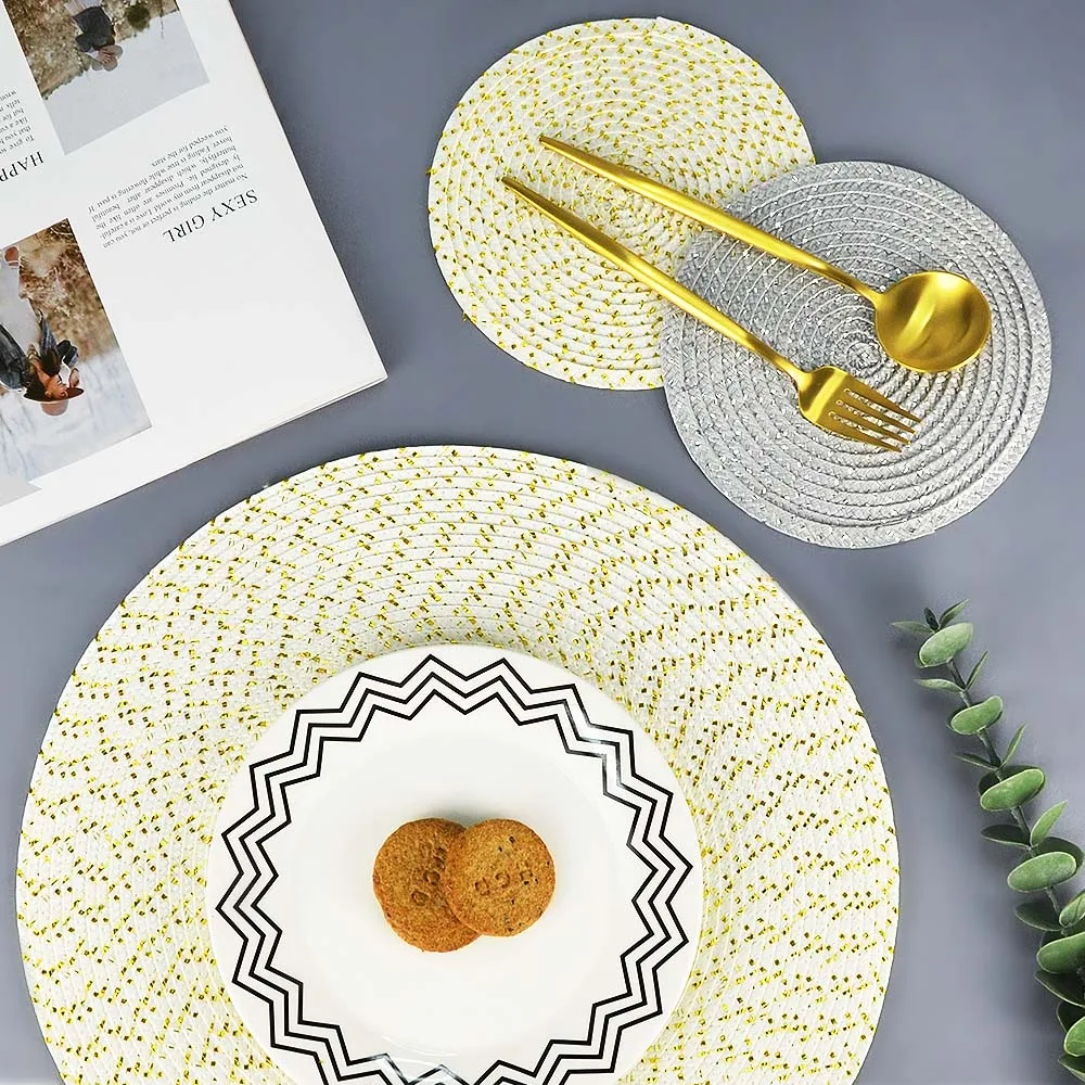 Круглый коврик под чашку золотистого и серебряного цвета круглые нитки для
