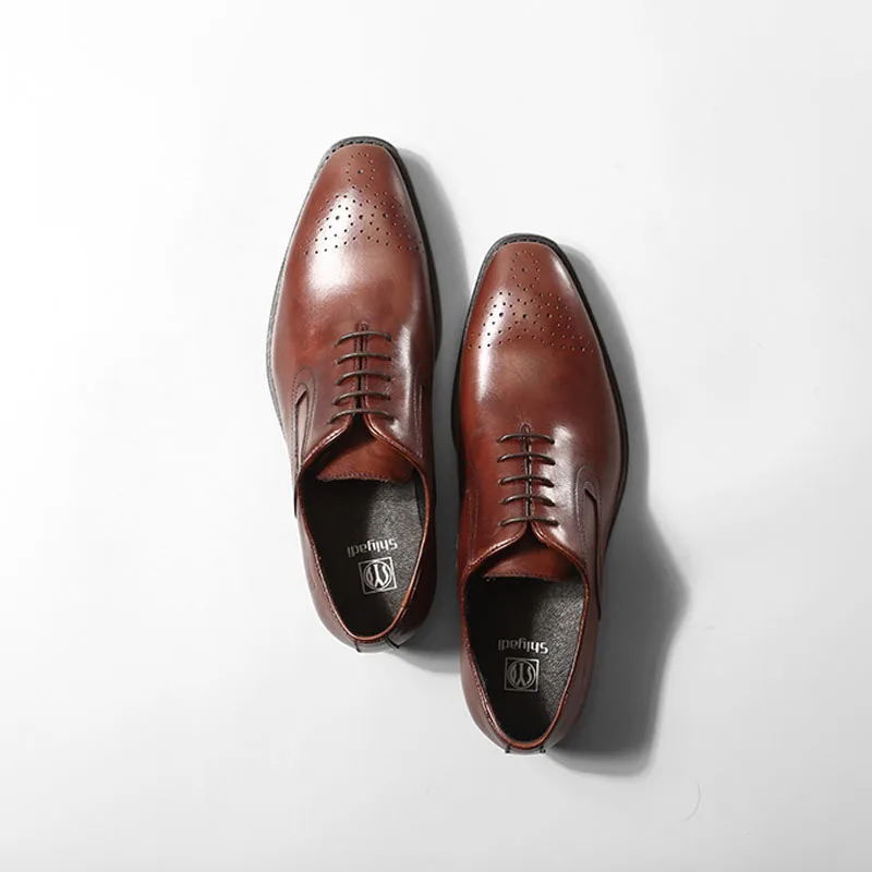 Обувь из натуральной кожи с перфорацией и резным узором в деловом стиле