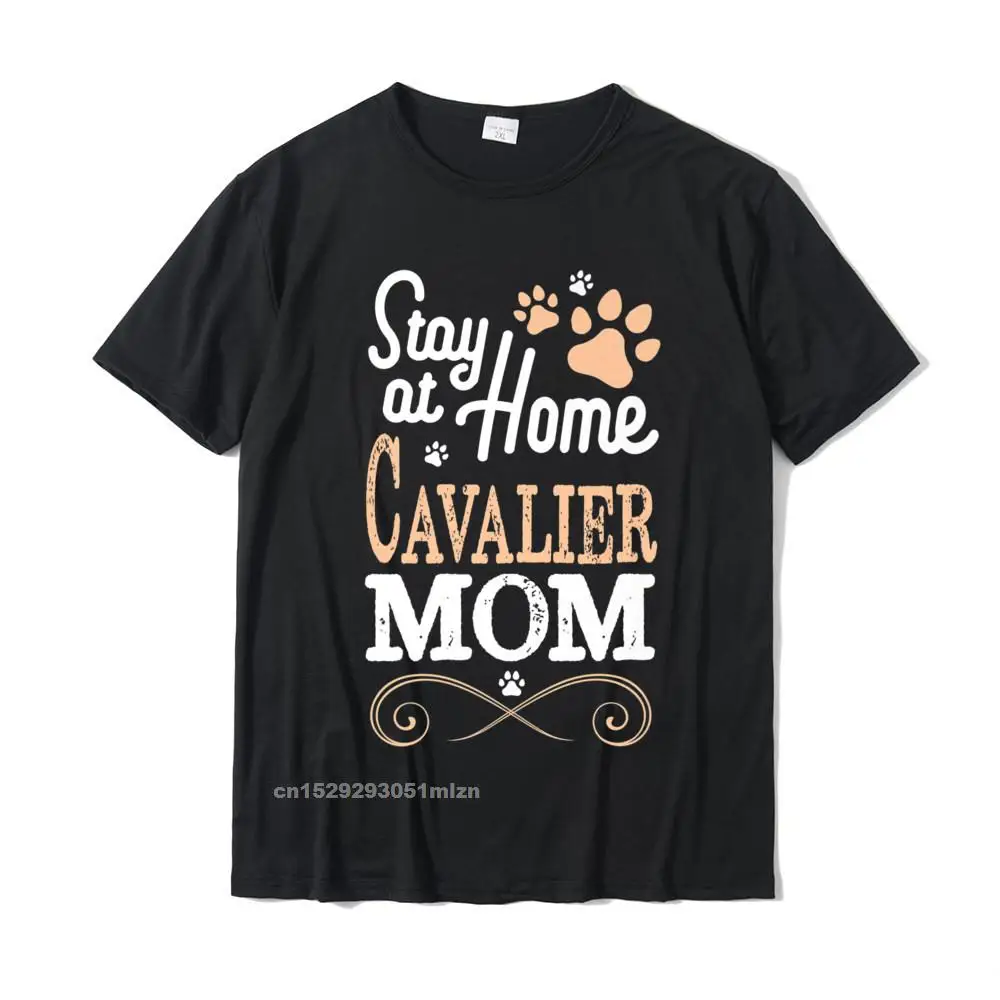 

Футболка мужская с надписью «Stay At Home», смешная хлопковая рубашка с принтом Чарльза спаниеля, собаки и мамы, топ, распродажа