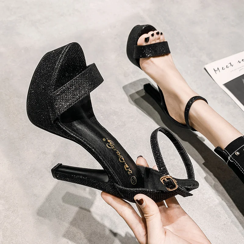 Новые летние женские босоножки на высоком каблуке с открытым носком и ремешком