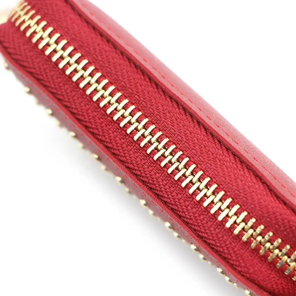 Кожаный кошелек с заклепками и кисточкой на молнии для женщин однотонный