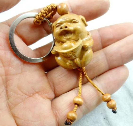 Ключница с вырезанным из персикового дерева милым свиньей, уникальным кольцом и подвесками из нержавеющей стали (1 шт.).