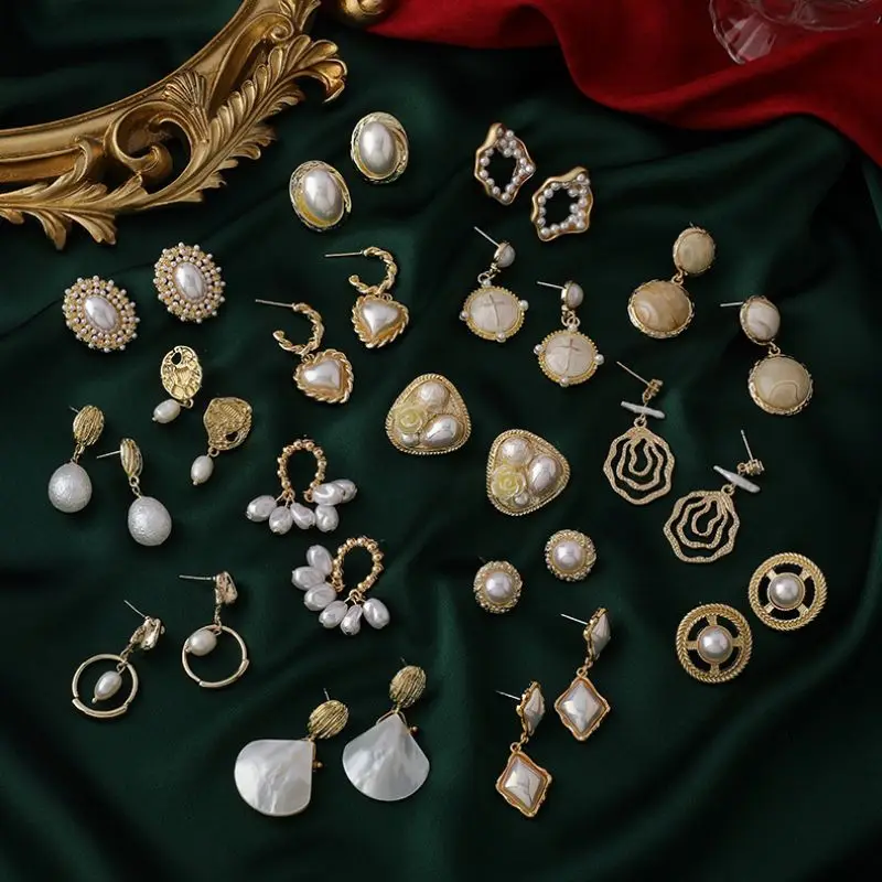 

2021 new retro palace style earrings fashion simple pearl French earrings ladies jewelry accessories suitable for gifts