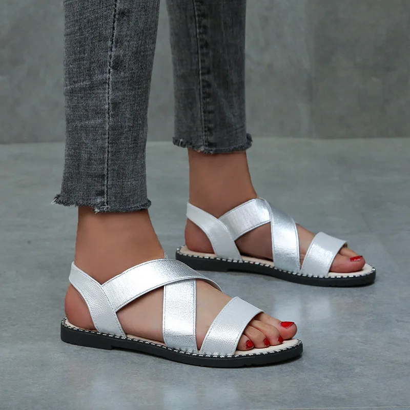 Классические женские сандалии на плоской подошве с эластичным ремешком Женская