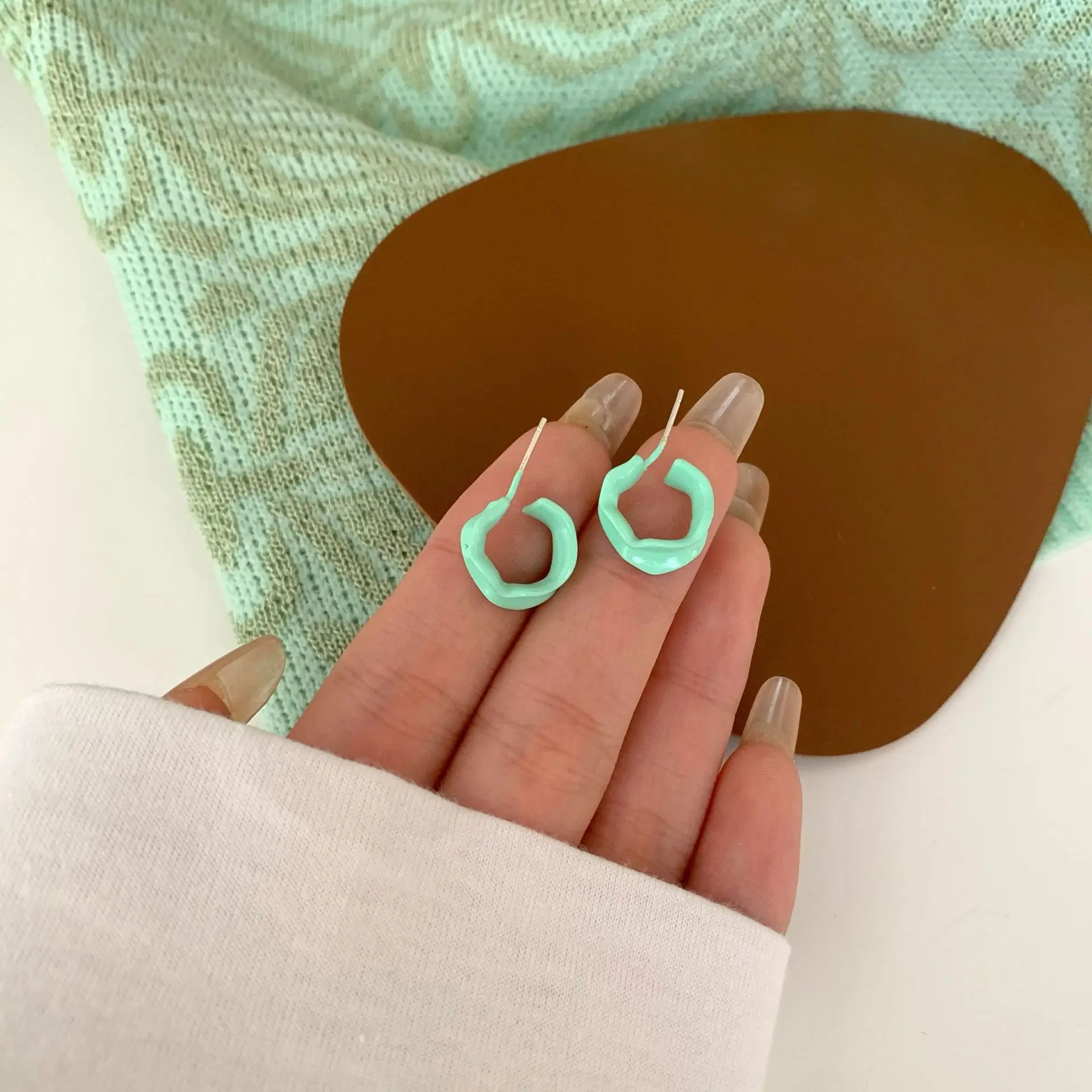 

Cute Painted Small C Shape Hoop Earrings Geometric Statement Vintage Mini Circle Ear Ring for Women Girl Fashion Jewelry Gift