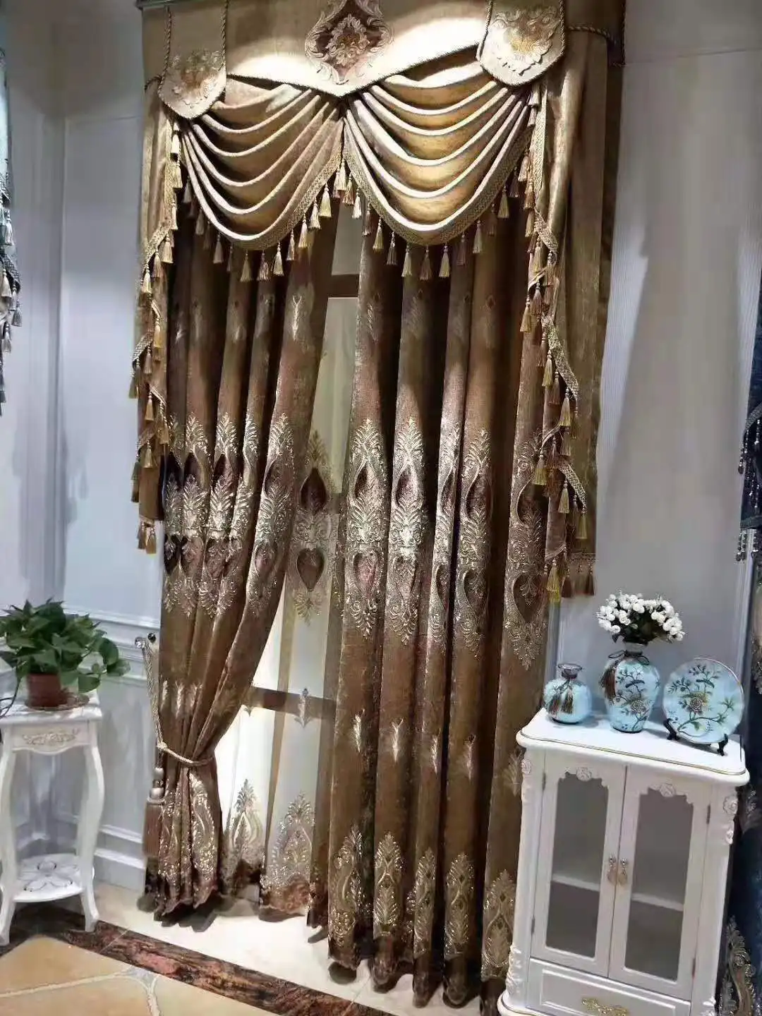 

High-end European-style Chenille Embroidery Curtains for Living Room Bedroom Study Villa Villa Embroidery Curtains Tulle Custom