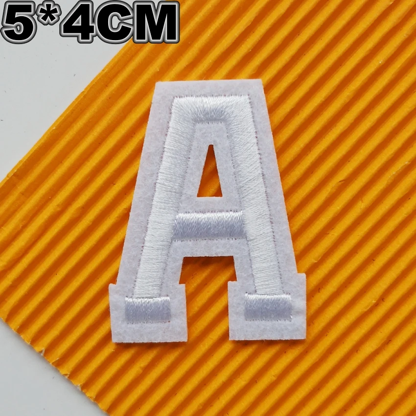 Компьютерной вышивки нашитая буква с вышитыми белыми Алфавит значки надписями в