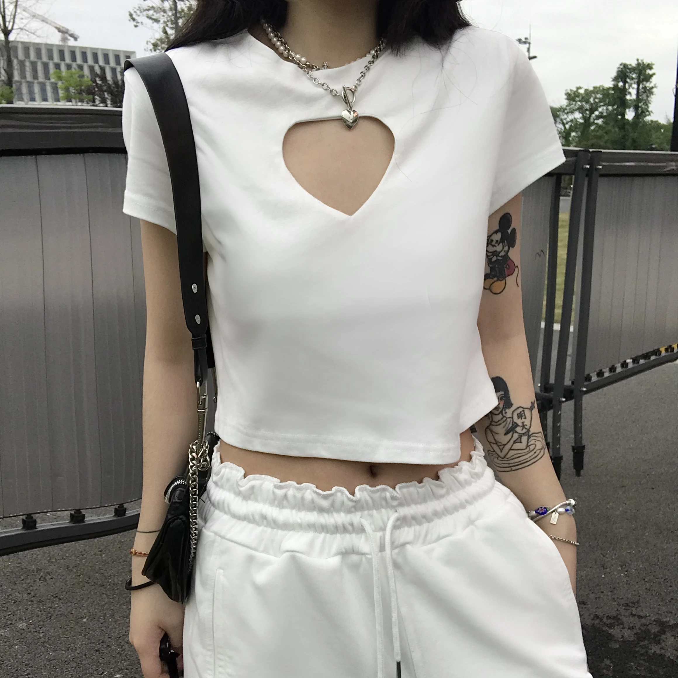 

Summer new short solid color love heart hollow out o-neck tops