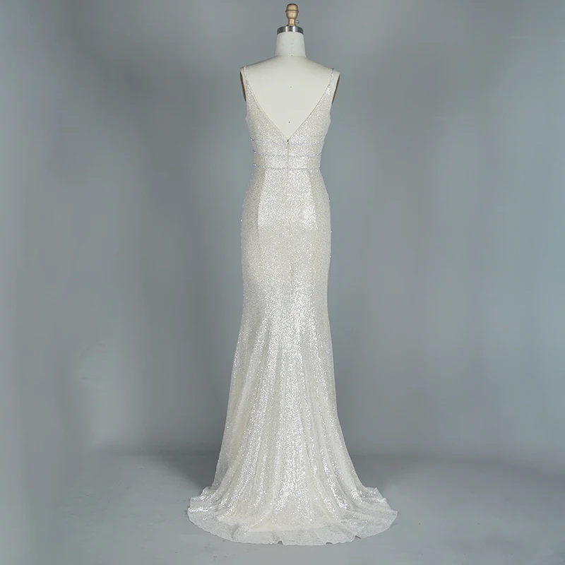 Женское вечернее платье белого цвета с глубоким v образным вырезом и блестками