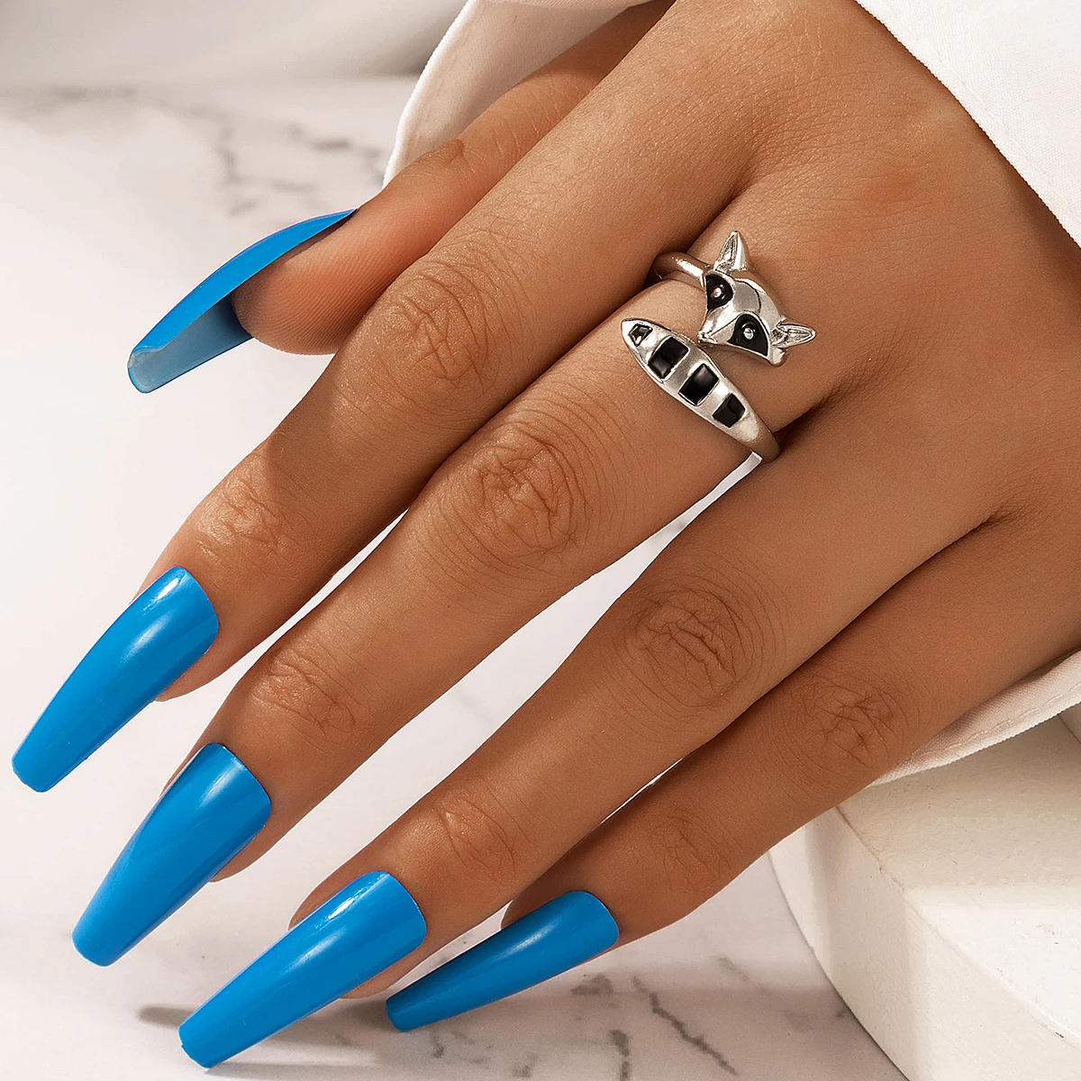 

Женское кольцо на палец, серебряного цвета